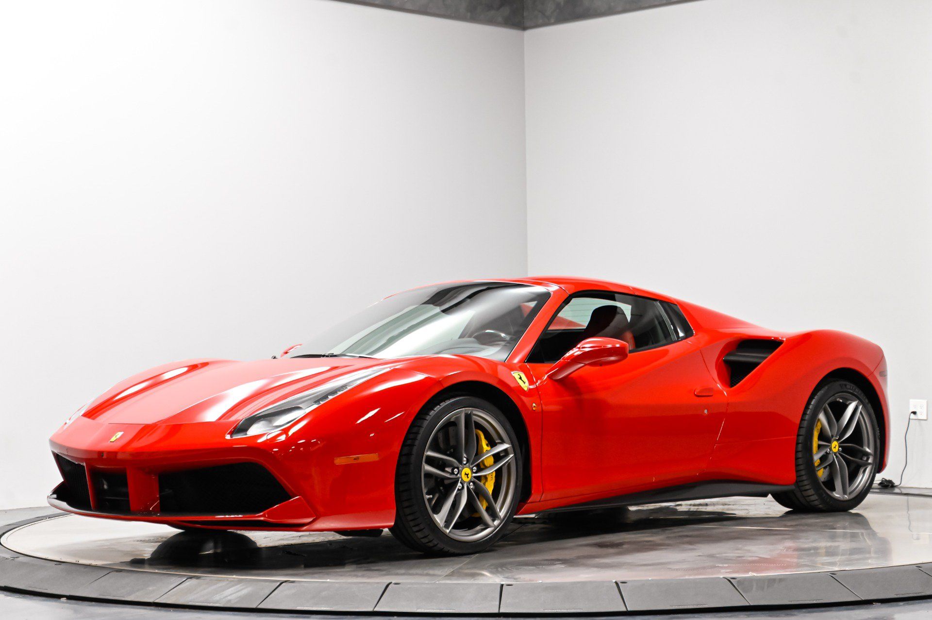 Used 2018 Ferrari 488 Spider RWD image 3