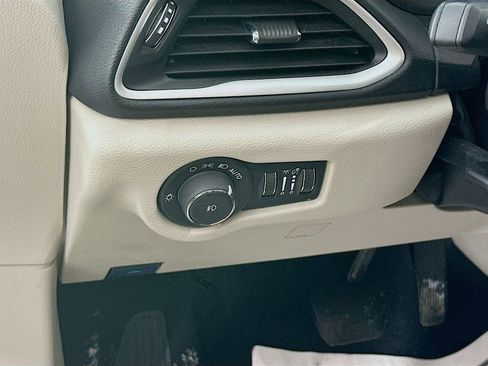 Certified 2024 Chrysler Pacifica Touring-L image 17