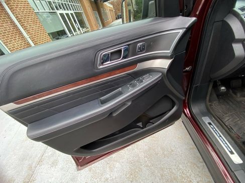 Used 2018 Ford Explorer Platinum image 36