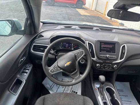 Used 2022 Chevrolet Equinox LT FWD image 2