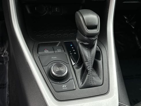 Used 2022 Toyota RAV4 LE image 25