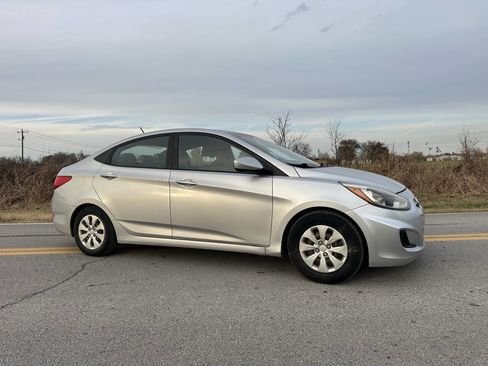 Used 2017 Hyundai Accent SE image 1