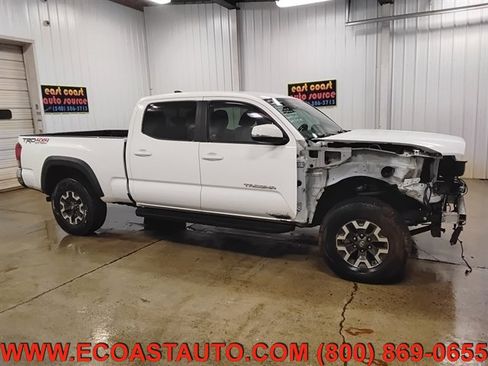 Used 2017 Toyota Tacoma TRD Off-Road image 2