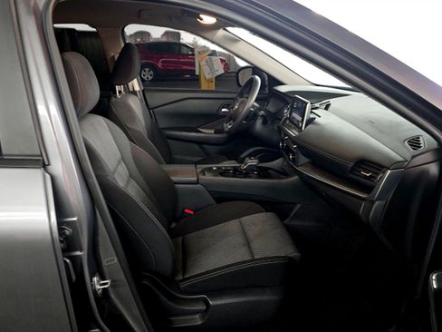 Used 2024 Nissan Rogue SV image 6