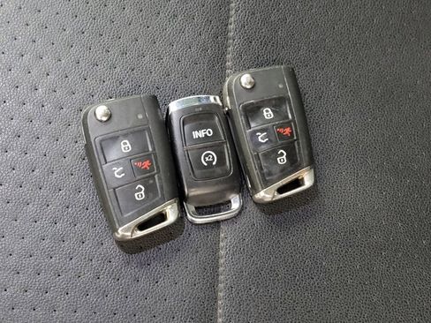 Used 2021 Volkswagen Tiguan SE image 32