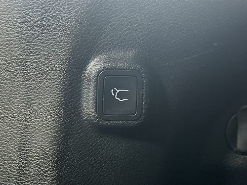 Used 2019 Jeep Cherokee Limited image 29