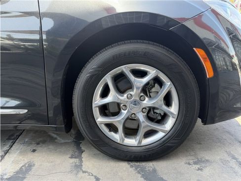 Used 2018 Chrysler Pacifica Limited FWD image 9