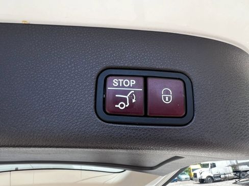 Used 2017 Mercedes-Benz GLS 550 4MATIC image 29