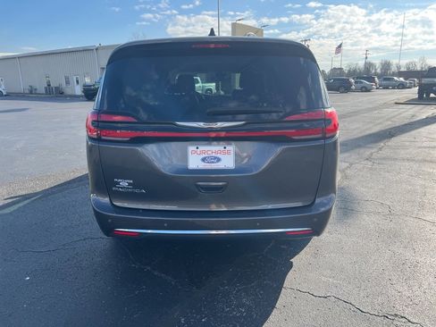 Used 2023 Chrysler Pacifica Touring-L image 8