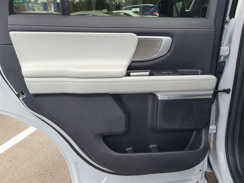 Used 2025 Ford Expedition Platinum image 11