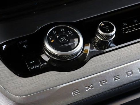 Certified 2025 Ford Expedition Platinum w/ Driver's Package image 32