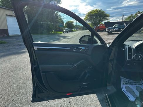 Used 2018 Porsche Cayenne image 14