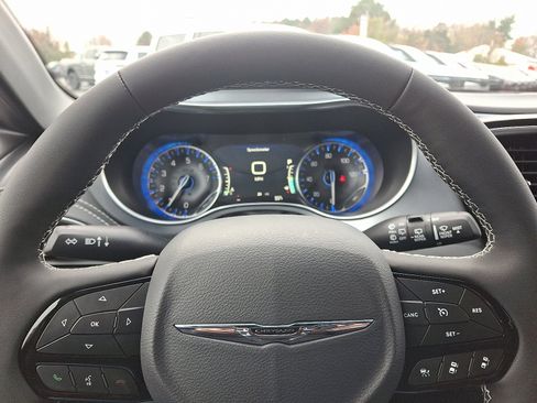 New 2026 Chrysler Pacifica Limited w/ Uconnect Theater Family Group image 18