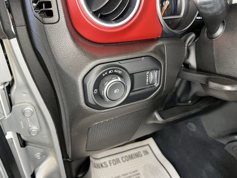 Used 2023 Jeep Wrangler Unlimited Rubicon image 14