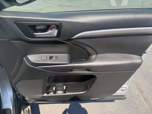 Used 2017 Toyota Highlander SE AWD/4WD image 19