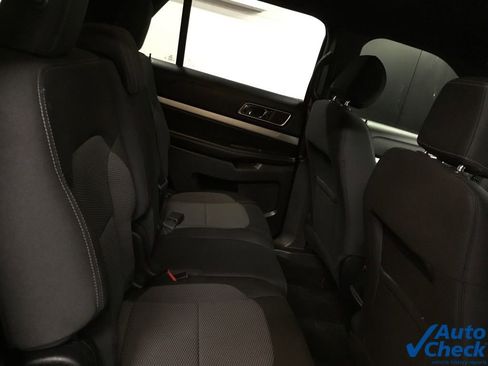 Used 2017 Ford Explorer XLT image 31