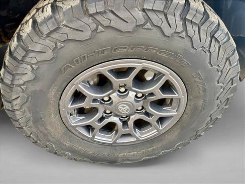 Used 2018 Toyota Tacoma SR5 AWD/4WD image 16