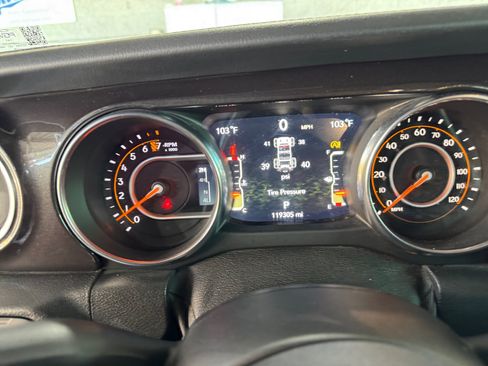 Used 2019 Jeep Wrangler Unlimited Sahara AWD/4WD image 15