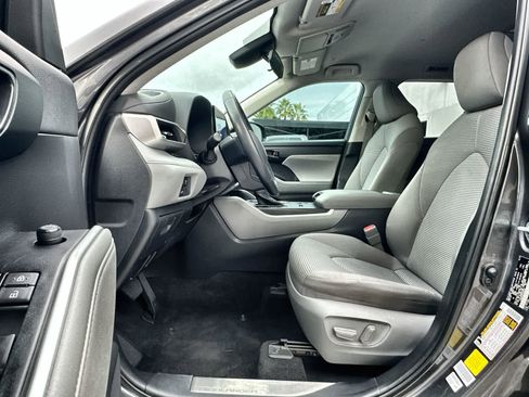 Used 2023 Toyota Highlander LE FWD image 2