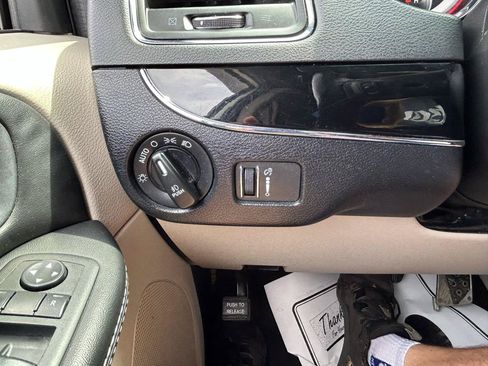 Used 2018 Dodge Grand Caravan SXT FWD image 25