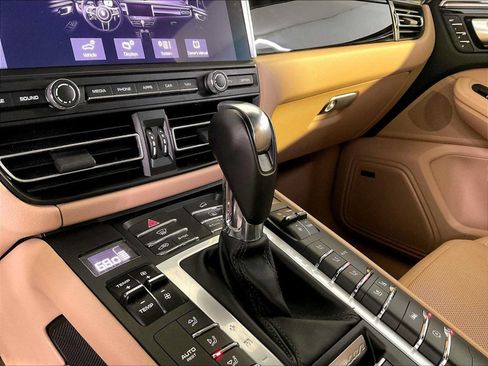 Certified 2020 Porsche Macan AWD/4WD image 17