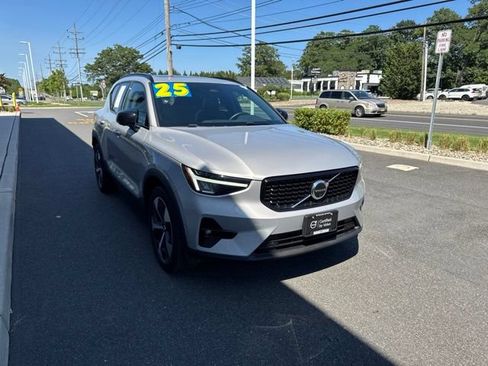 Certified 2025 Volvo XC40 B5 Plus AWD/4WD image 6