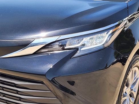 Used 2023 Toyota Sienna XLE FWD image 11