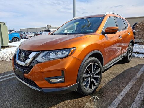 Used 2019 Nissan Rogue SL w/ Premium Package image 2