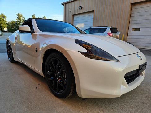 Used 2010 Nissan 370Z Touring image 3