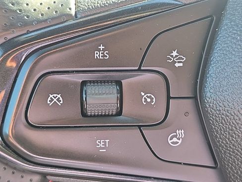 Used 2024 Chevrolet Trax RS FWD image 23