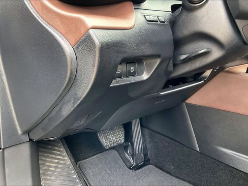 Used 2023 Toyota Crown Limited image 33