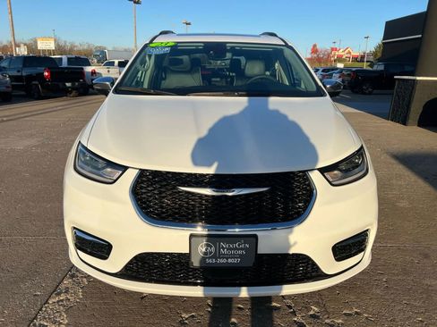 Used 2023 Chrysler Pacifica Limited w/ Uconnect Theater Family Group image 2