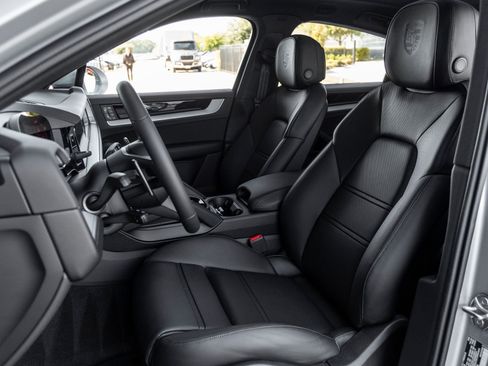 Certified 2026 Porsche Cayenne Coupe image 5