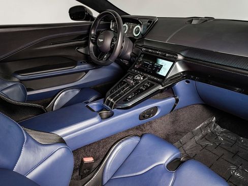 Used 2025 Aston Martin V8 Vantage Coupe image 17