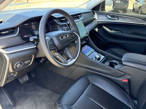 Used 2024 Jeep Grand Cherokee Limited image 2