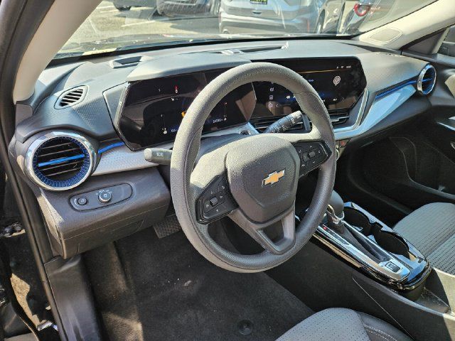 Used 2025 Chevrolet Trax LT FWD image 9