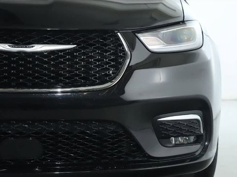 Used 2023 Chrysler Pacifica Touring-L image 7