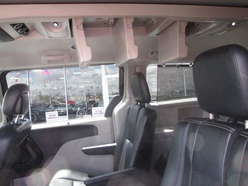 Used 2012 Chrysler Town & Country Touring-L w/ Driver Convenience Group image 21