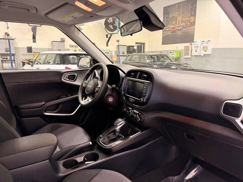 Used 2025 Kia Soul LX w/ LX Technology Package FWD image 28