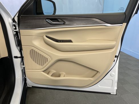 Certified 2024 Jeep Grand Cherokee Limited w/ Luxury Tech Group II image 46