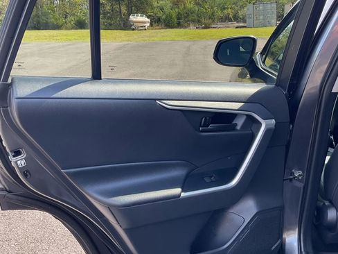 Used 2019 Toyota RAV4 LE image 29