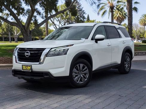 Used 2025 Nissan Pathfinder SV FWD image 2