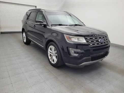 Used 2017 Ford Explorer XLT w/ Equipment Group 202A FWD image 13