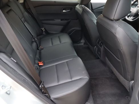 Used 2025 Nissan Rogue SV w/ SV Premium Package FWD image 18
