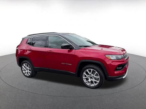 Used 2025 Jeep Compass Limited AWD/4WD image 2
