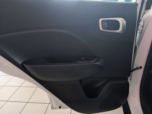Used 2025 Hyundai Venue SEL FWD image 25