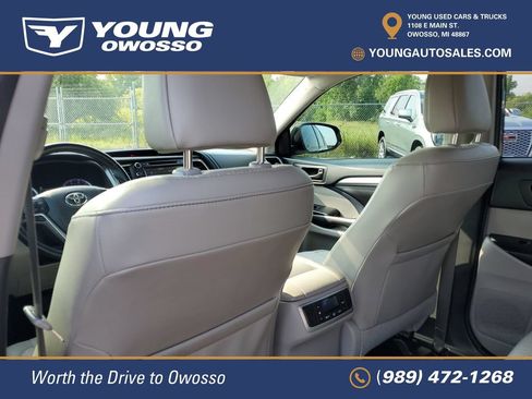 Used 2018 Toyota Highlander Plus FWD image 25