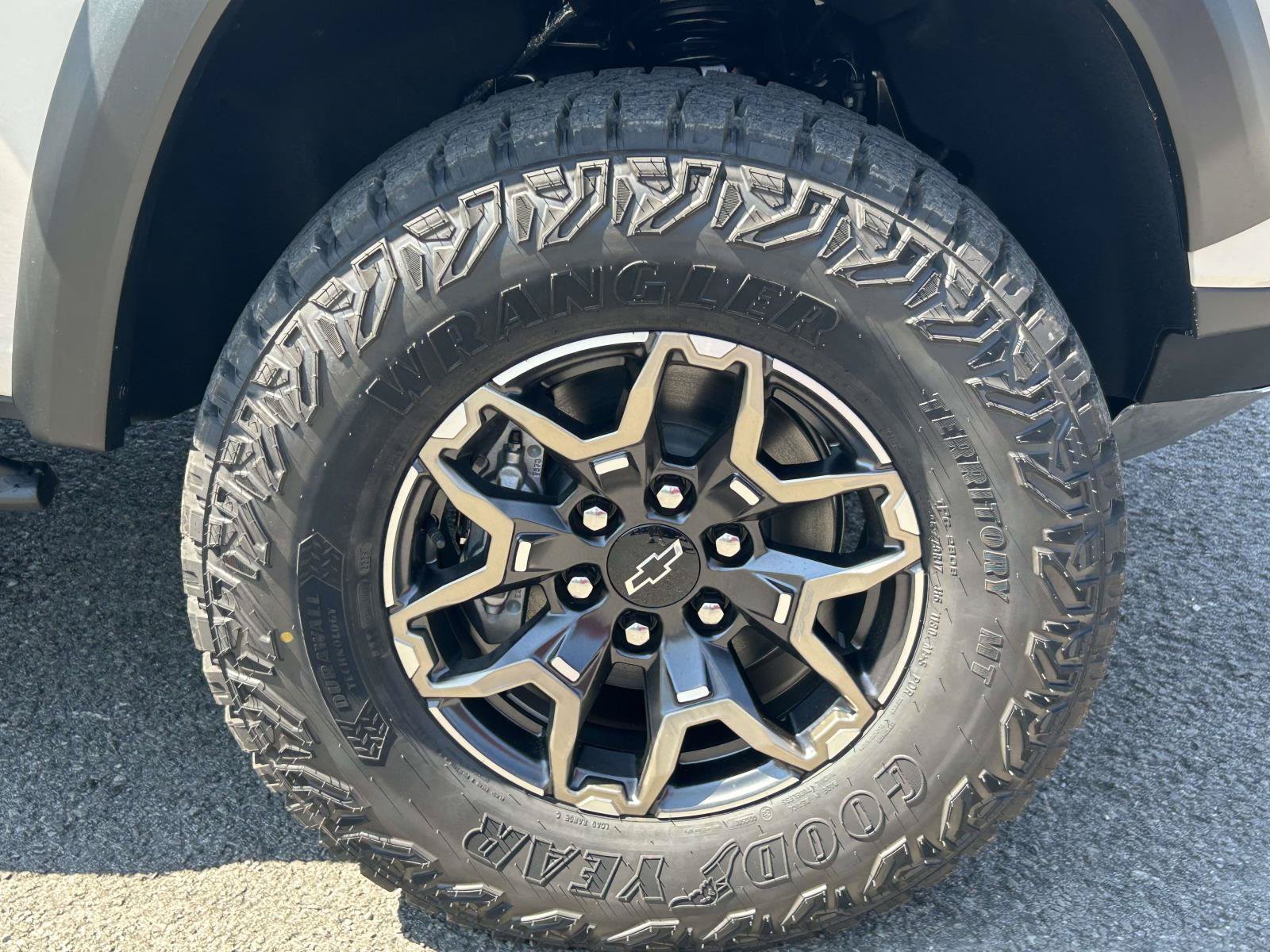 New 2026 Chevrolet Colorado ZR2 w/ Technology Package AWD/4WD image 10