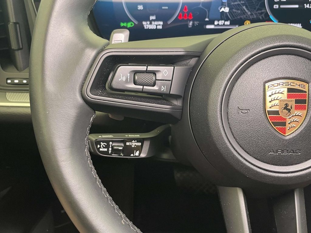 Certified 2025 Porsche Cayenne AWD/4WD image 38