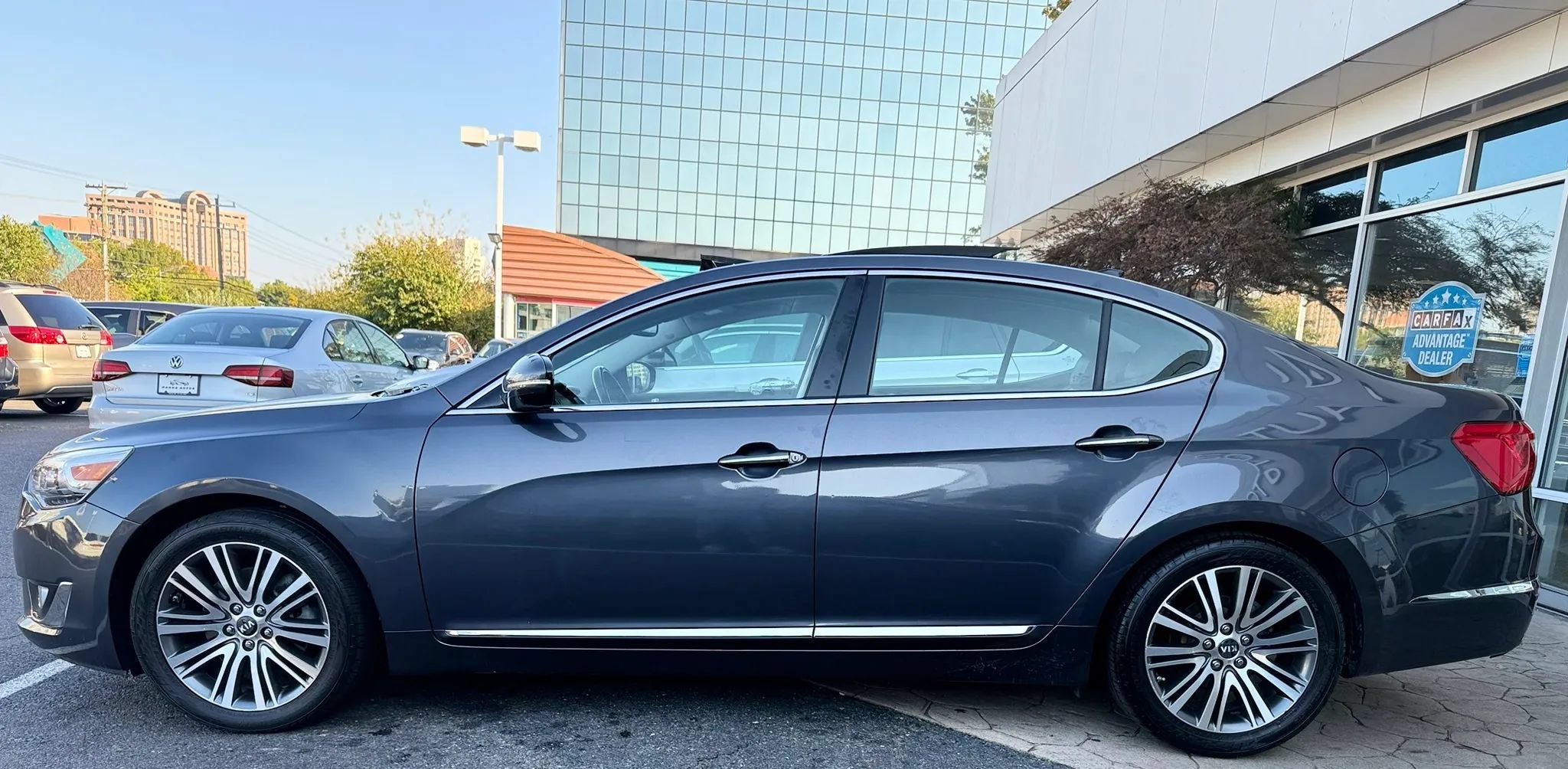 Used 2015 Kia Cadenza Premium w/ Luxury Package FWD image 4